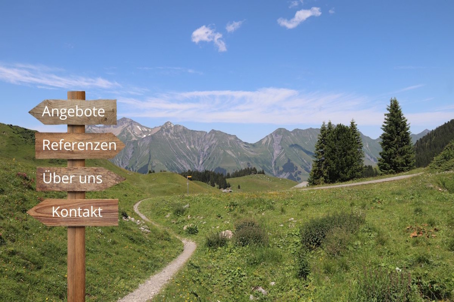 Wegweiser Website Wegweiser in den Bergen als Symbol für die Wegweiser auf einer Webseite