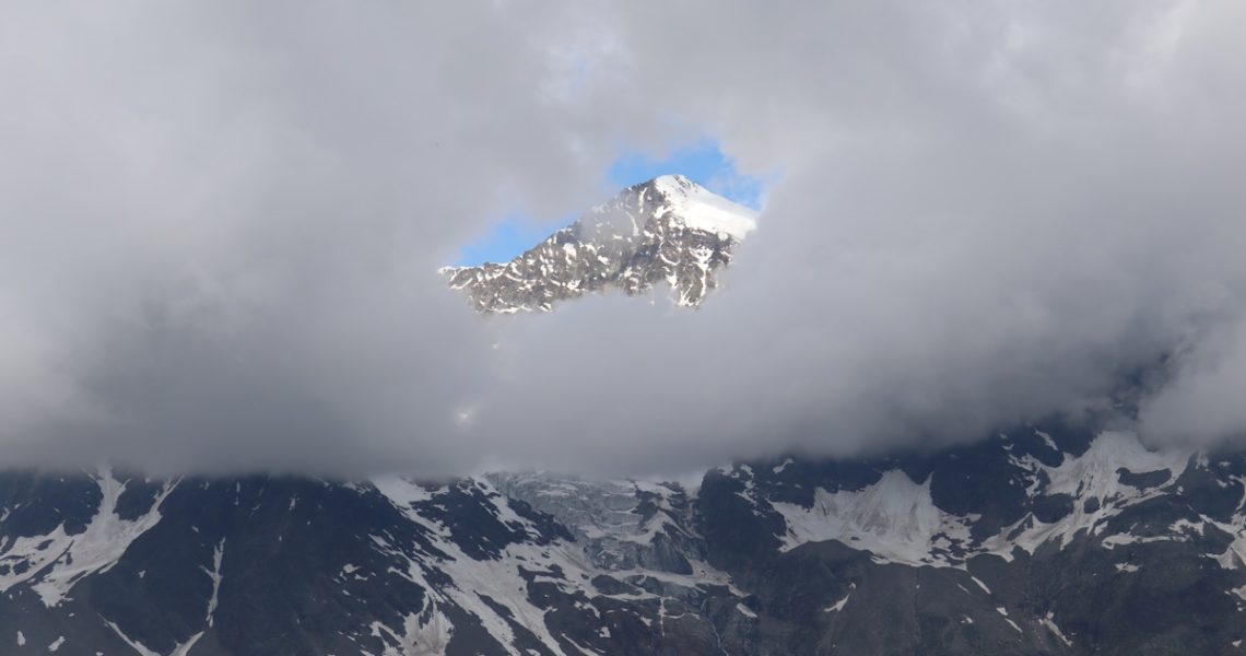 Nebelloch-mit-Sicht-auf-Berg