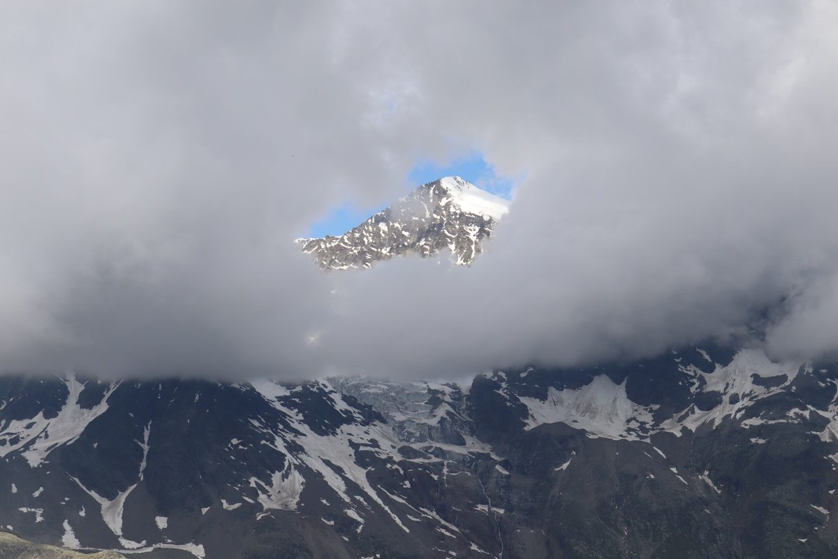 Nebelloch-mit-Sicht-auf-Berg