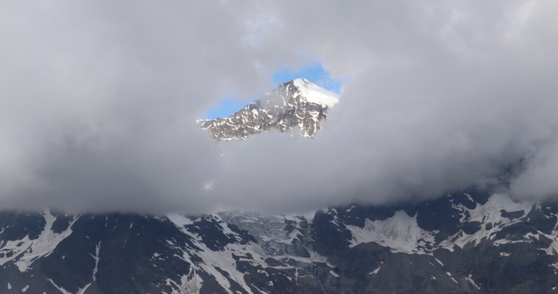 Nebelloch-mit-Sicht-auf-Berg